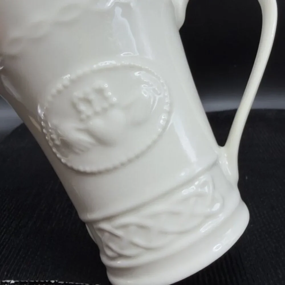 Belleek Irish Claddagh Mug Cup Ivory Fine Porcelain Heart And Hands‎ Pattern Mug